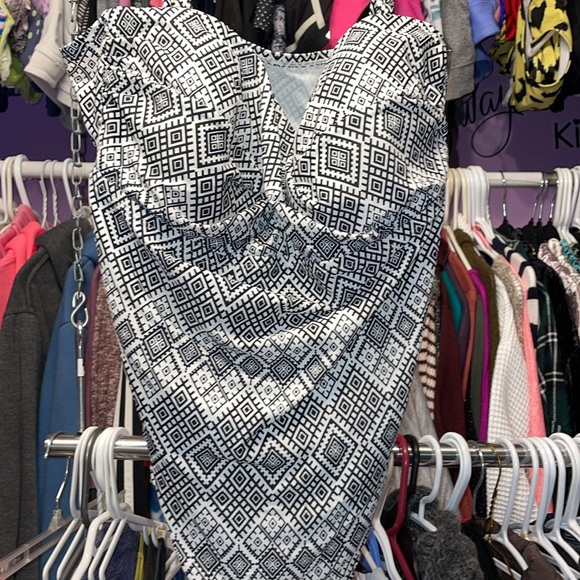 Ladies bikini top work out shirt no tag is cut looks medium looks new - Picture 4 of 5